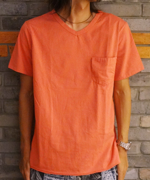 CIAOPANIC（チャオパニック）の「【Ciaopanic】製品染VポケT（Tシャツ/カットソー・メンズ・レモンイエロー/サックスブルー/ブルー/グリーン/ピンク/レッド/ネイビー/ホワイト/ブラック/マスタード/グレー/ブラウン・SMALL/MEDIUM/LARGE/X-LARGE）」の2枚目の写真