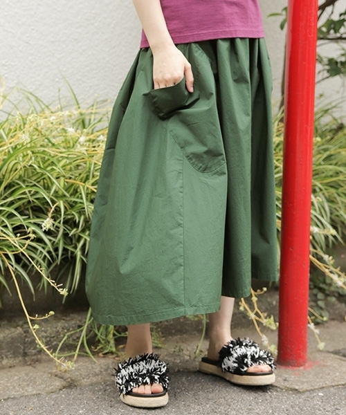 niko and...(ニコアンド)の「コットンビックポケットフレアスカート(スカート・レディース・ブラック/ベージュ/ネイビー/グリーン・4/3)」の3枚目の写真