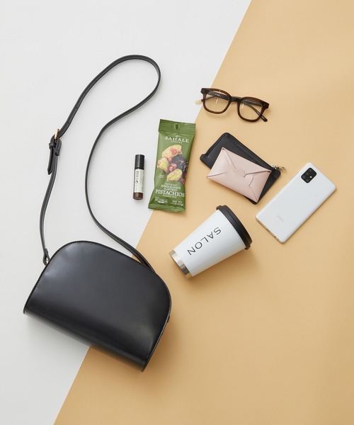 SALON adam et rope'（サロン アダム エ ロペ）の「【WEB限定】ハーフムーンショルダーバッグ（ショルダーバッグ・レディース・ブラック/キャメル・FREE）」の2枚目の写真