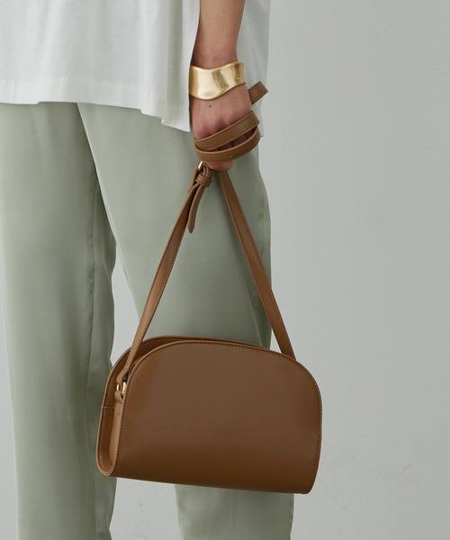 SALON adam et rope'（サロン アダム エ ロペ）の「【WEB限定】ハーフムーンショルダーバッグ（ショルダーバッグ・レディース・ブラック/キャメル・FREE）」の12枚目の写真