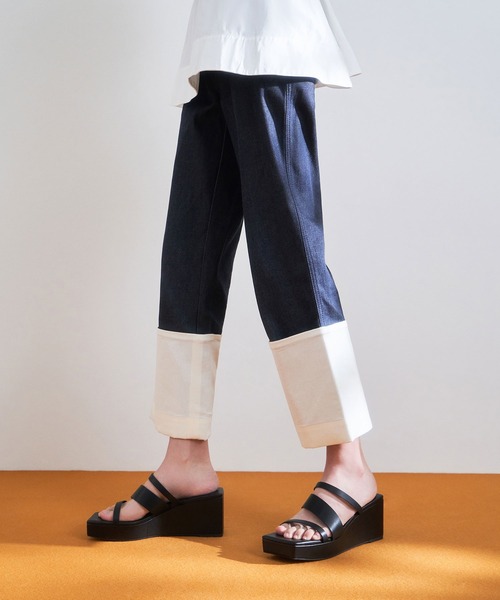 CHARLES & KEITH(チャールズ & キース)の「アシンメトリック プラットフォームウェッジ / Asymmetric Platform Wedges(サンダル・レディース・ホワイト/ブラック/ライトベージュ・22.5cm/23cm/23.5cm/24.5cm/25cm/25.5cm)」の18枚目の写真