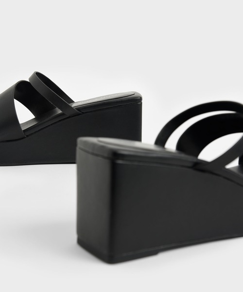 CHARLES & KEITH(チャールズ & キース)の「アシンメトリック プラットフォームウェッジ / Asymmetric Platform Wedges(サンダル・レディース・ホワイト/ブラック/ライトベージュ・22.5cm/23cm/23.5cm/24.5cm/25cm/25.5cm)」の8枚目の写真