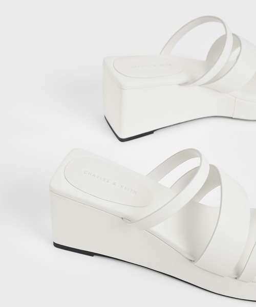 CHARLES & KEITH(チャールズ & キース)の「アシンメトリック プラットフォームウェッジ / Asymmetric Platform Wedges(サンダル・レディース・ホワイト/ブラック/ライトベージュ・22.5cm/23cm/23.5cm/24.5cm/25cm/25.5cm)」の4枚目の写真
