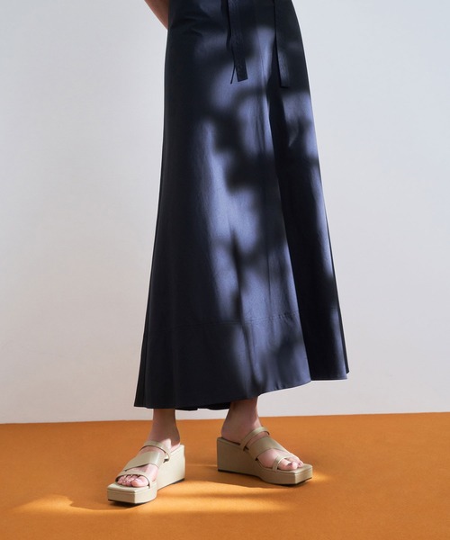 CHARLES & KEITH(チャールズ & キース)の「アシンメトリック プラットフォームウェッジ / Asymmetric Platform Wedges(サンダル・レディース・ホワイト/ブラック/ライトベージュ・22.5cm/23cm/23.5cm/24.5cm/25cm/25.5cm)」の17枚目の写真