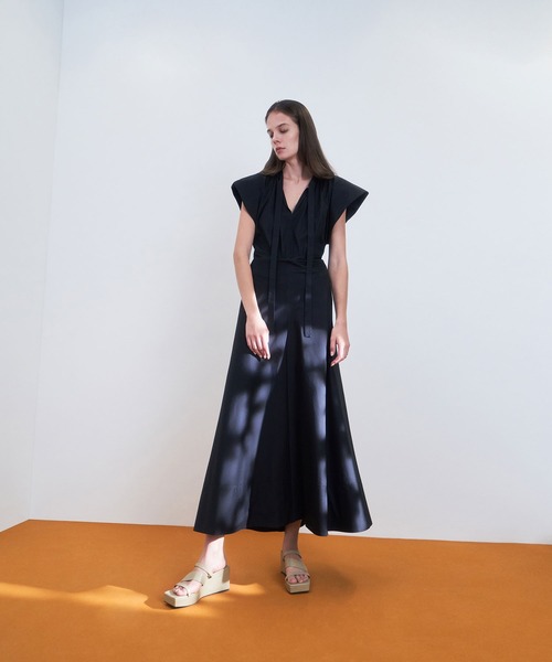CHARLES & KEITH(チャールズ & キース)の「アシンメトリック プラットフォームウェッジ / Asymmetric Platform Wedges(サンダル・レディース・ホワイト/ブラック/ライトベージュ・22.5cm/23cm/23.5cm/24.5cm/25cm/25.5cm)」の15枚目の写真