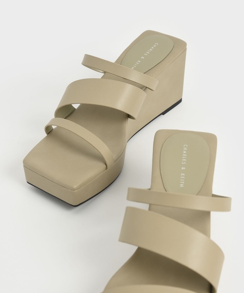 CHARLES & KEITH(チャールズ & キース)の「アシンメトリック プラットフォームウェッジ / Asymmetric Platform Wedges(サンダル・レディース・ホワイト/ブラック/ライトベージュ・22.5cm/23cm/23.5cm/24.5cm/25cm/25.5cm)」の12枚目の写真