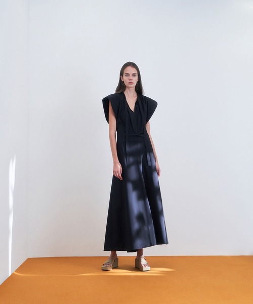 CHARLES & KEITH(チャールズ & キース)の「アシンメトリック プラットフォームウェッジ / Asymmetric Platform Wedges(サンダル・レディース・ホワイト/ブラック/ライトベージュ・22.5cm/23cm/23.5cm/24.5cm/25cm/25.5cm)」の9枚目の写真