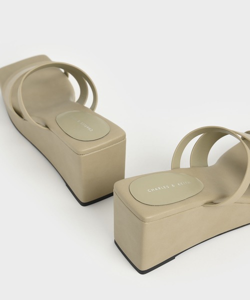 CHARLES & KEITH(チャールズ & キース)の「アシンメトリック プラットフォームウェッジ / Asymmetric Platform Wedges(サンダル・レディース・ホワイト/ブラック/ライトベージュ・22.5cm/23cm/23.5cm/24.5cm/25cm/25.5cm)」の6枚目の写真