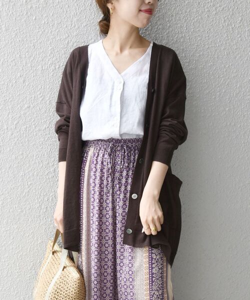 SHIPS any（シップス エニィ）の「SHIPS any: リネン ミックス Vネック カーディガン〈抗菌防臭〉◇（カーディガン/ボレロ・レディース・ナチュラル/ブラウン/ピンク/ネイビー・ONE SIZE）」の2枚目の写真