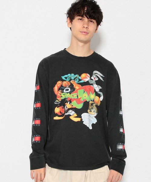 tommy jeans（トミー ジーンズ）の「A Blast from the Past Capsule SPACE JAM Long Sleeve T-shirt（Tシャツ/カットソー・メンズ・ブラック・SMALL/MEDIUM/LARGE/X-LARGE/X-SMALL）」の2枚目の写真