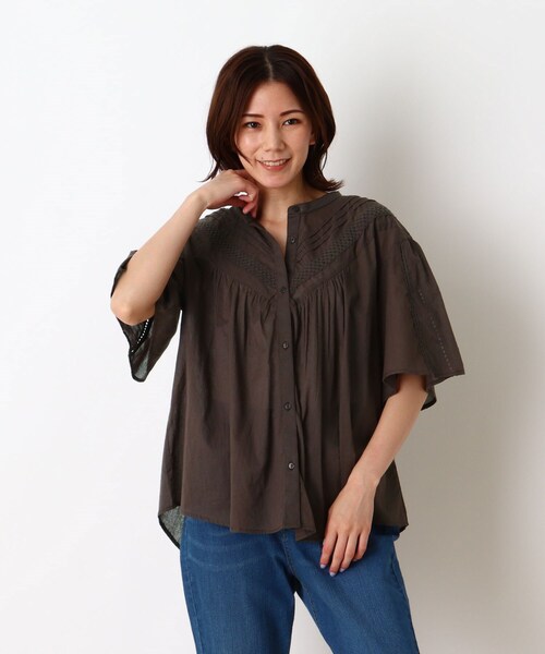 SHOO・LA・RUE（シューラルー）の「◆【INDIA】V切替レースブラウス（シャツ/ブラウス・レディース・ダークブラウン/ブルー/ホワイト系・02/03/04）」の2枚目の写真