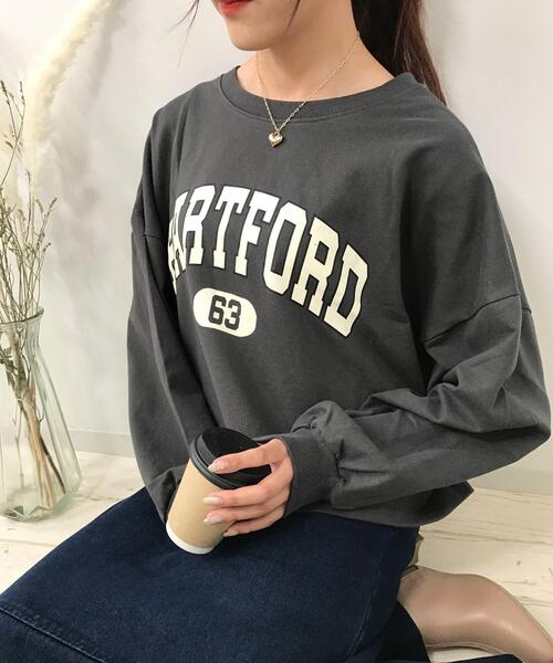 INGNI(イング)の「カレッジロゴミニスウェットショート丈プルオーバー(Tシャツ/カットソー・レディース・ダークブラウン/グレー/グリーン/スミクロ/オフホワイト/グリーン系/グレー系その他2/ブラウン系その他6/ホワイト系その他/ブラック系その他・M)」の4枚目の写真