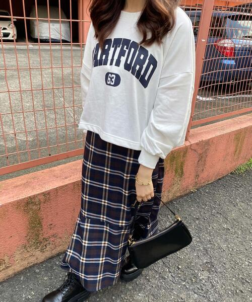 INGNI(イング)の「カレッジロゴミニスウェットショート丈プルオーバー(Tシャツ/カットソー・レディース・ダークブラウン/グレー/グリーン/スミクロ/オフホワイト/グリーン系/グレー系その他2/ブラウン系その他6/ホワイト系その他/ブラック系その他・M)」の16枚目の写真