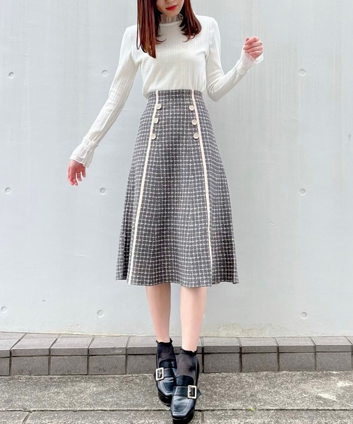 titty＆Co. PETIT（ティティアンドコープティ）の「【titty&Co.PETIT】ラインボタンニットミディスカート（スカート・レディース・ベージュ/グレー・FREE）」の2枚目の写真