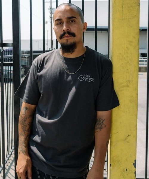A.en(エイエン )の「A.EN CLASSIC T-SHIRT(Tシャツ/カットソー・メンズ・ホワイト/ブラック/ネイビー/バーガンディー・S/XXL/XL/M/L)」の2枚目の写真