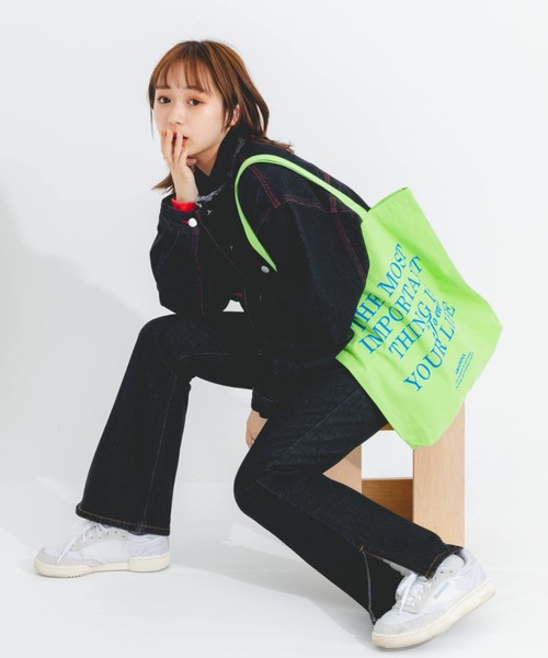 nemne store(ネンネストア)の「スリット入りフレアデニムパンツ(デニムパンツ・レディース・ライトブルー/ブラック/ブルー・SMALL/MEDIUM/LARGE)」の10枚目の写真