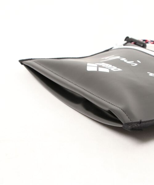 agnes b.（アニエスベー）の「【ユニセックス】KG17 POCHETTE ARENA agnes b. x arena サコッシュ（ショルダーバッグ・レディース・ブラック・FREE）」の2枚目の写真