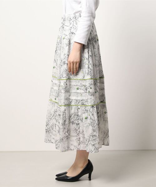 TEVALT（ヴァレット）の「カラーポイントボタニカルptタックSK（スカート・レディース・ライトグレー/オフホワイト・38）」の14枚目の写真