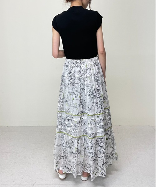 TEVALT（ヴァレット）の「カラーポイントボタニカルptタックSK（スカート・レディース・ライトグレー/オフホワイト・38）」の17枚目の写真