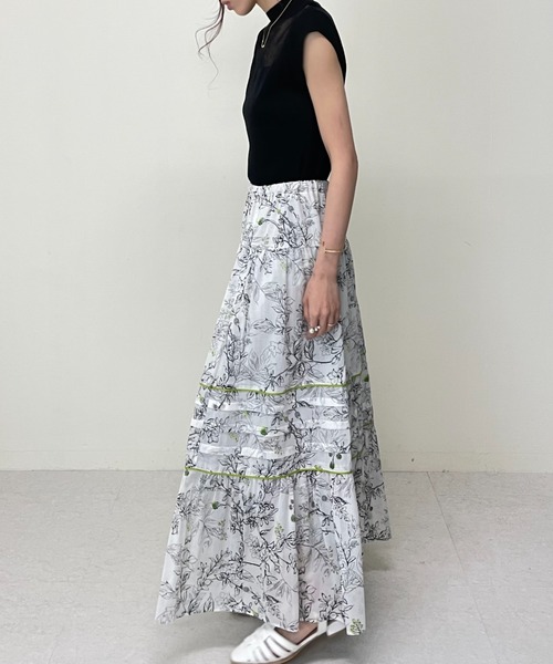 TEVALT（ヴァレット）の「カラーポイントボタニカルptタックSK（スカート・レディース・ライトグレー/オフホワイト・38）」の12枚目の写真
