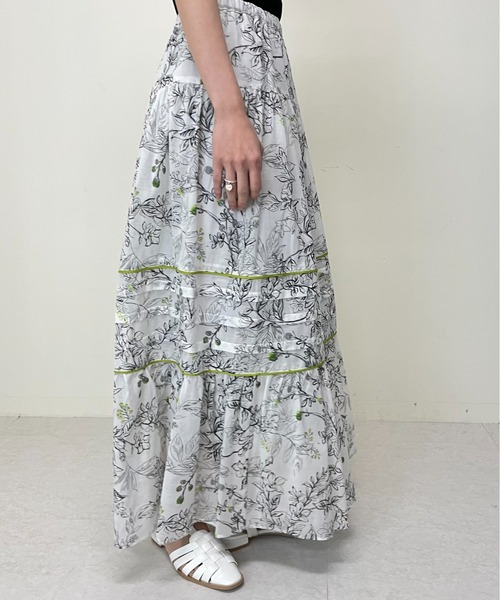 TEVALT（ヴァレット）の「カラーポイントボタニカルptタックSK（スカート・レディース・ライトグレー/オフホワイト・38）」の3枚目の写真