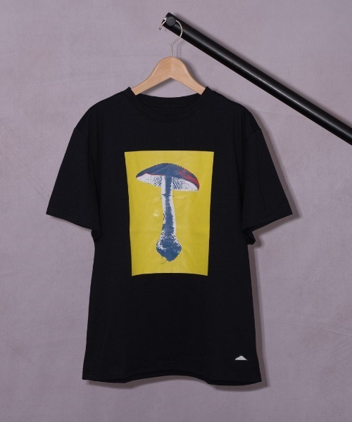 MOUNTAIN SMITH（マウンテンスミス）の「【 MOUNTAIN SMITH / マウンテンスミス 】 ブランド ロゴ グラフィック キノコ プリント Tシャツ MS0-00M-221024（Tシャツ/カットソー・メンズ・ホワイト/ブラック・L/XL/M/S）」の2枚目の写真