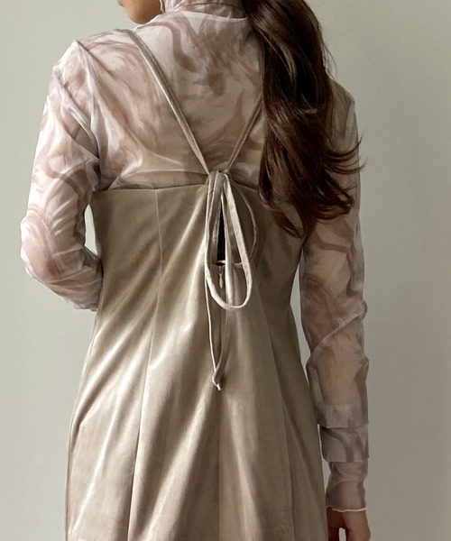 callautia（カラウティア）の「ベロア調Iラインキャミワンピース（ワンピース・レディース・グレイッシュベージュ/ブラック/ライトベージュ/キャメル/ピンク系その他/ダークグレー/ダークブラウン・SMALL/MEDIUM/LARGE/X-LARGE）」の4枚目の写真