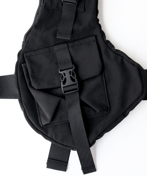 minsobi（ミンソビ）の「バックルベルトボディバック（ボディバッグ/ウエストポーチ・メンズ・ブラック・FREE）」の6枚目の写真