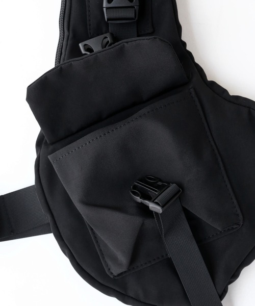 minsobi（ミンソビ）の「バックルベルトボディバック（ボディバッグ/ウエストポーチ・メンズ・ブラック・FREE）」の8枚目の写真
