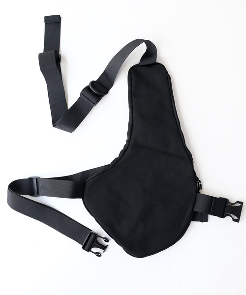 minsobi（ミンソビ）の「バックルベルトボディバック（ボディバッグ/ウエストポーチ・メンズ・ブラック・FREE）」の13枚目の写真