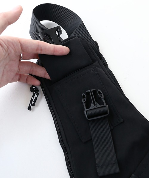 minsobi（ミンソビ）の「バックルベルトボディバック（ボディバッグ/ウエストポーチ・メンズ・ブラック・FREE）」の10枚目の写真