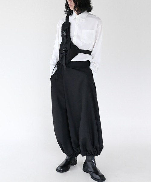 minsobi（ミンソビ）の「バックルベルトボディバック（ボディバッグ/ウエストポーチ・メンズ・ブラック・FREE）」の3枚目の写真