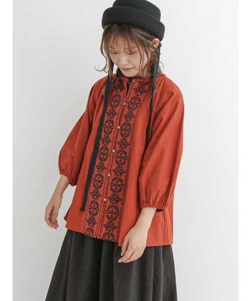 Samansa Mos2(サマンサ モスモス)の「幾何学柄刺繍ブラウス(シャツ/ブラウス・レディース・オフホワイト/オレンジ/グリーン/チャコール・フリ-)」の4枚目の写真