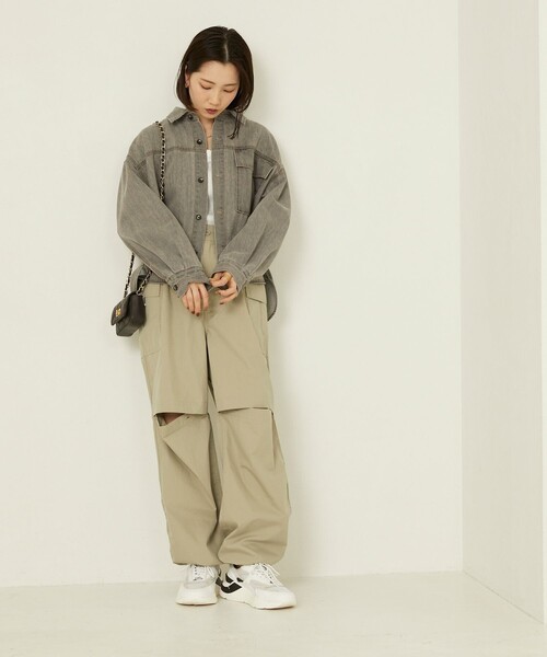 Aresense（アーセンス）の「Aresense/アーセンス KNEE SLIT PANTS/膝スリットパラシュートパンツ（その他パンツ・レディース・グレー/ピンク/セージグリーン・ﾌﾘ-）」の4枚目の写真