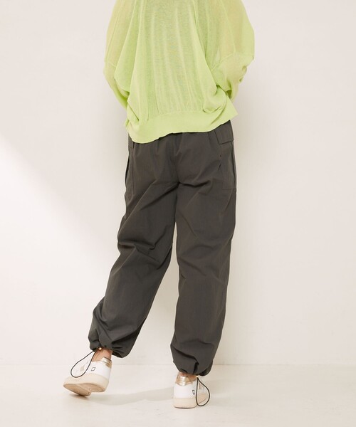 Aresense（アーセンス）の「Aresense/アーセンス KNEE SLIT PANTS/膝スリットパラシュートパンツ（その他パンツ・レディース・グレー/ピンク/セージグリーン・ﾌﾘ-）」の9枚目の写真