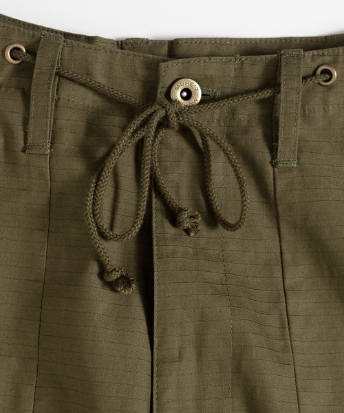りぇ/ NUMBER18 ohako ⿻ ルーズ カーゴパンツ 春 カーキ PRIVATE BEACH（プライベートビーチ）の「膝ボタン開きカーゴパンツ