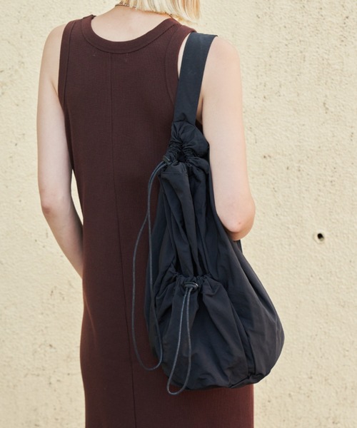 Auntie Rosa Holiday（アンティローザホリデー）の「ドローストリングワンショルダーバッグ（ショルダーバッグ・レディース・ブラック/アイボリー・FREE）」の5枚目の写真