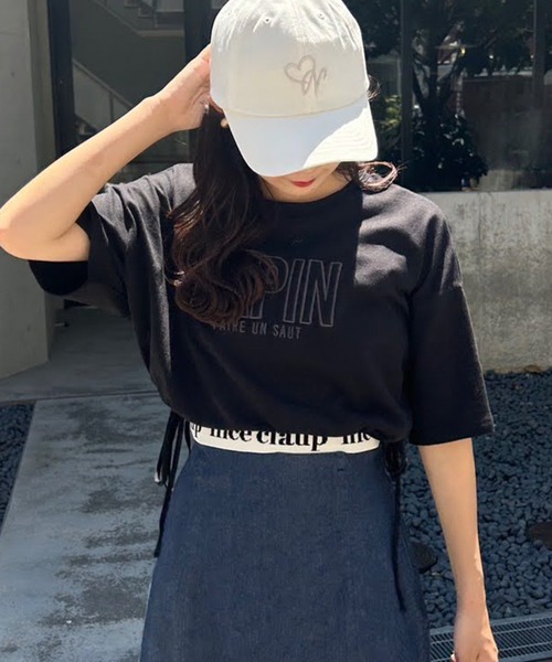 one after another NICE CLAUP(ワンアフターアナザーナイスクラップ)の「ロゴ刺繍サイドリボンショートT(Tシャツ/カットソー・レディース・ブラック/オフホワイト/ピンク/オートミール・FREE)」の1枚目の写真