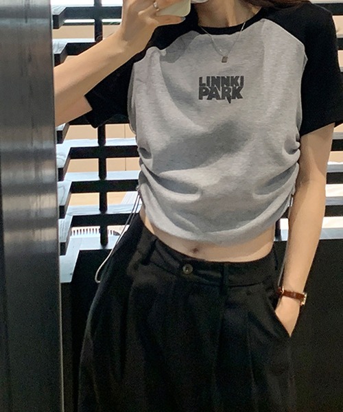 meJane（ミージェーン）の「LINNKI PARKロゴサイドシャーリング ラグラン半そでちびT（Tシャツ/カットソー・レディース・ホワイト/グレー/ピンク・FREE）」の2枚目の写真