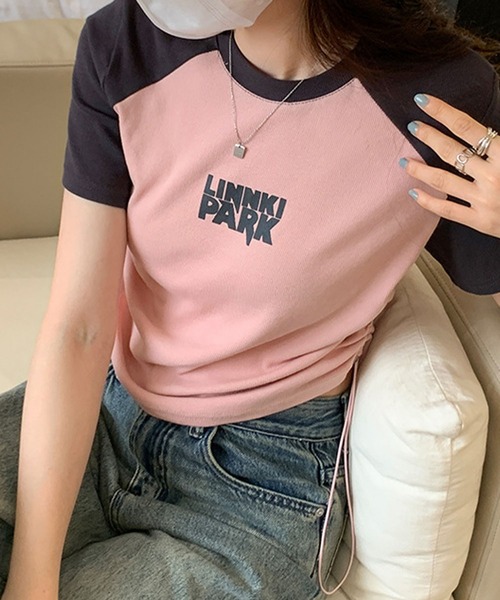 meJane（ミージェーン）の「LINNKI PARKロゴサイドシャーリング ラグラン半そでちびT（Tシャツ/カットソー・レディース・ホワイト/グレー/ピンク・FREE）」の3枚目の写真