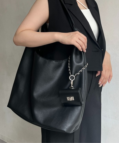 prose verse（プロズヴェール）の「ターンロックポーチ付きスマホショルダー（スマホグッズ・レディース・レッド/アイボリー/ブラック/ブラック系その他・ﾌﾘ-）」の7枚目の写真