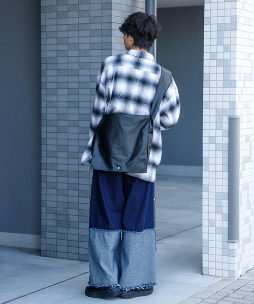 SENSE OF PLACE by URBAN RESEARCH（センスオブプレイスバイアーバンリサーチ）の「フェイクレザーフラップビッグショルダー（ショルダーバッグ・メンズ・ブラック/カーキ・ONE）」の5枚目の写真