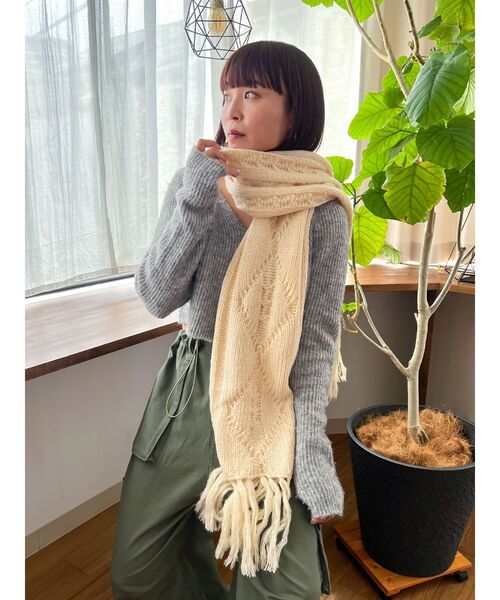 Ungrid（アングリッド）の「ケーブル編みニットマフラー（マフラー・レディース・ベージュ/アイボリー・FREE）」の4枚目の写真