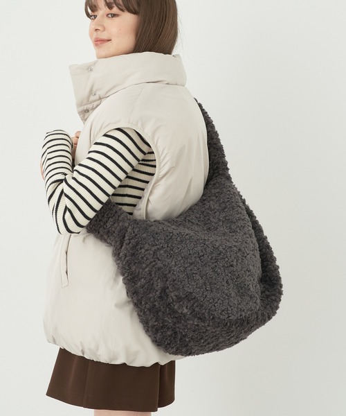 earth music&ecology(アースミュージックアンドエコロジー)の「ボアショルダーヒュージBAG(ショルダーバッグ・レディース・ベージュ/ライトグリーン/チャコールグレー・FREE)」の2枚目の写真