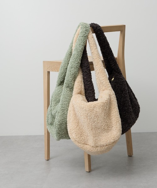 earth music&ecology(アースミュージックアンドエコロジー)の「ボアショルダーヒュージBAG(ショルダーバッグ・レディース・ベージュ/ライトグリーン/チャコールグレー・FREE)」の4枚目の写真