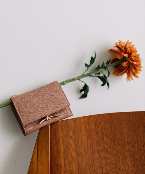 Beau're（ヴュレ）の「BEAURE ヴュレ カウレザー メタルパーツ 三つ折り ミニ ウォレット（財布・レディース・ホワイト/ブラック/ベージュ/グレイッシュブルー/サーモンピンク/ペールイエロー/シルバー・FREE）」の7枚目の写真