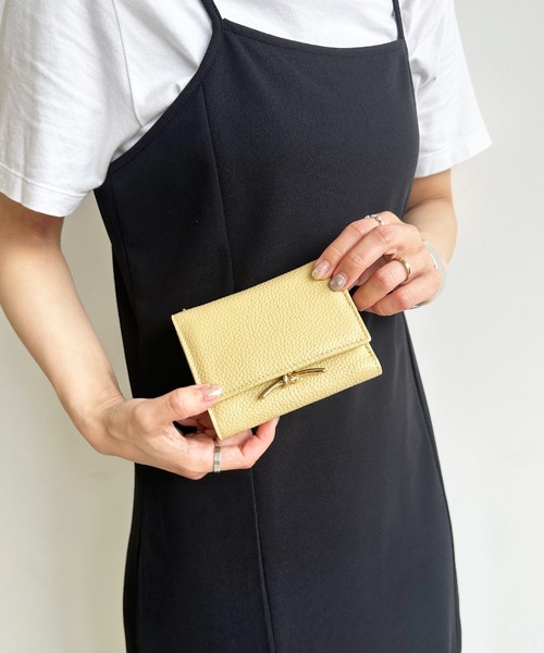 Beau're（ヴュレ）の「BEAURE ヴュレ カウレザー メタルパーツ 三つ折り ミニ ウォレット（財布・レディース・ホワイト/ブラック/ベージュ/グレイッシュブルー/サーモンピンク/ペールイエロー/シルバー・FREE）」の6枚目の写真