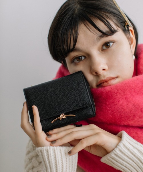 Beau're（ヴュレ）の「BEAURE ヴュレ カウレザー メタルパーツ 三つ折り ミニ ウォレット（財布・レディース・ホワイト/ブラック/ベージュ/グレイッシュブルー/サーモンピンク/ペールイエロー/シルバー・FREE）」の3枚目の写真