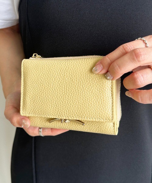 Beau're（ヴュレ）の「BEAURE ヴュレ カウレザー メタルパーツ 三つ折り ミニ ウォレット（財布・レディース・ホワイト/ブラック/ベージュ/グレイッシュブルー/サーモンピンク/ペールイエロー/シルバー・FREE）」の13枚目の写真