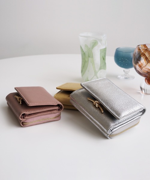 Beau're（ヴュレ）の「BEAURE ヴュレ カウレザー メタルパーツ 三つ折り ミニ ウォレット（財布・レディース・ホワイト/ブラック/ベージュ/グレイッシュブルー/サーモンピンク/ペールイエロー/シルバー・FREE）」の21枚目の写真